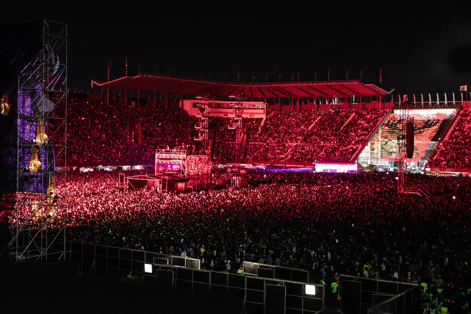 Ya con la noche "encima" y con un Foto Sol a reventar, la gente esperaba con ansía la llegada de los Red Hot Chilli Peppers