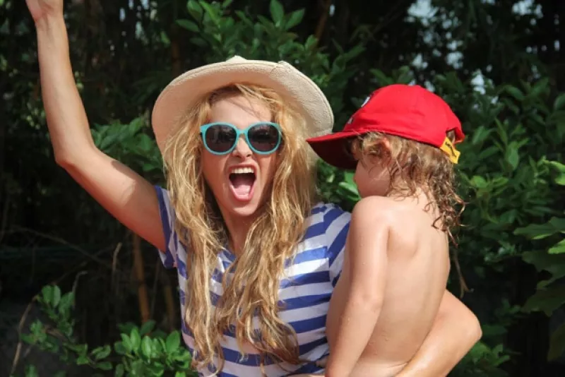 Las actrices norteamericanas propusieron esta semana un proyecto donde se le prohiba a los fotógrafos tomarle fotos a sus hijos, hecho que apoya la Chica Dorada.