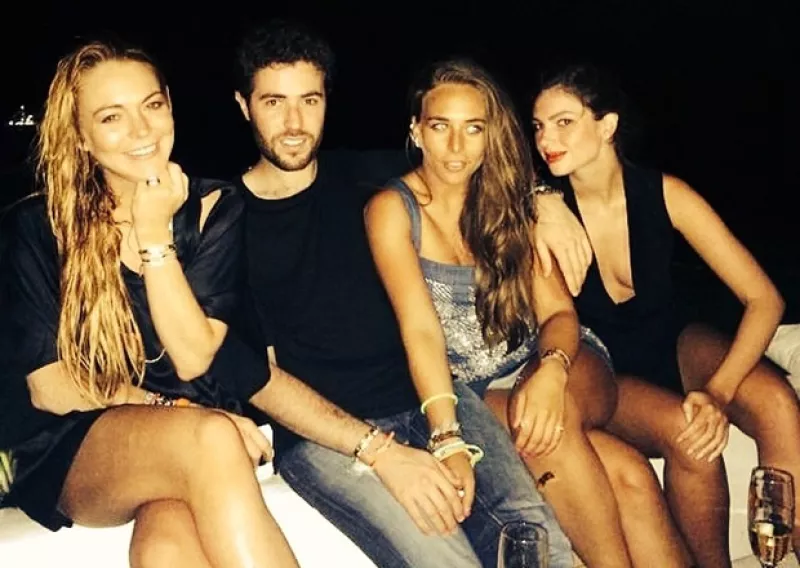 La actriz está de vacaciones por las islas griegas, y además de los paisajes que ha presumido en su Instagram también ha dejado ver un anillo de brillantes, el cual lleva en la mano izquierda.