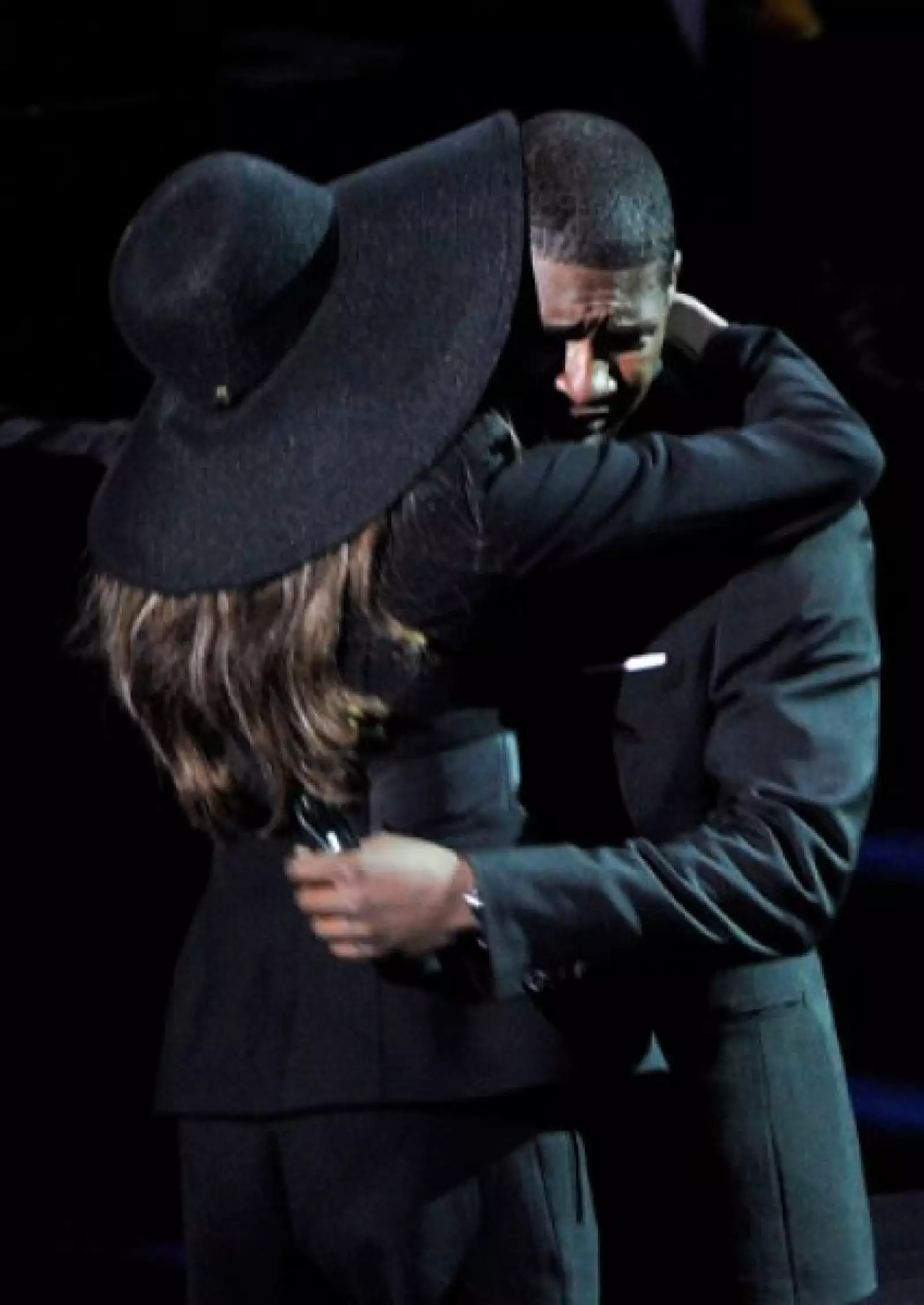 La Toya Jackson y Usher se fundieron en un abrazo de consuelo.