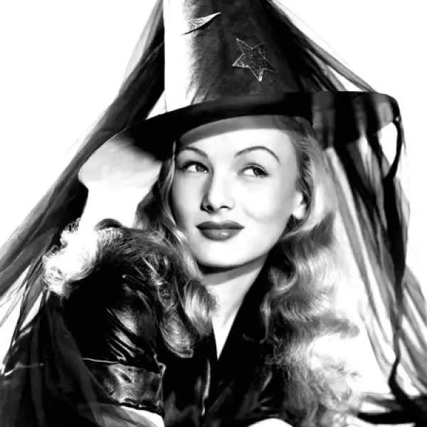 Veronica Lake, en `I married a witch´, ha sido una de las brujas más guapas, con su característica melena rubia, y rasgos muy femeninos.