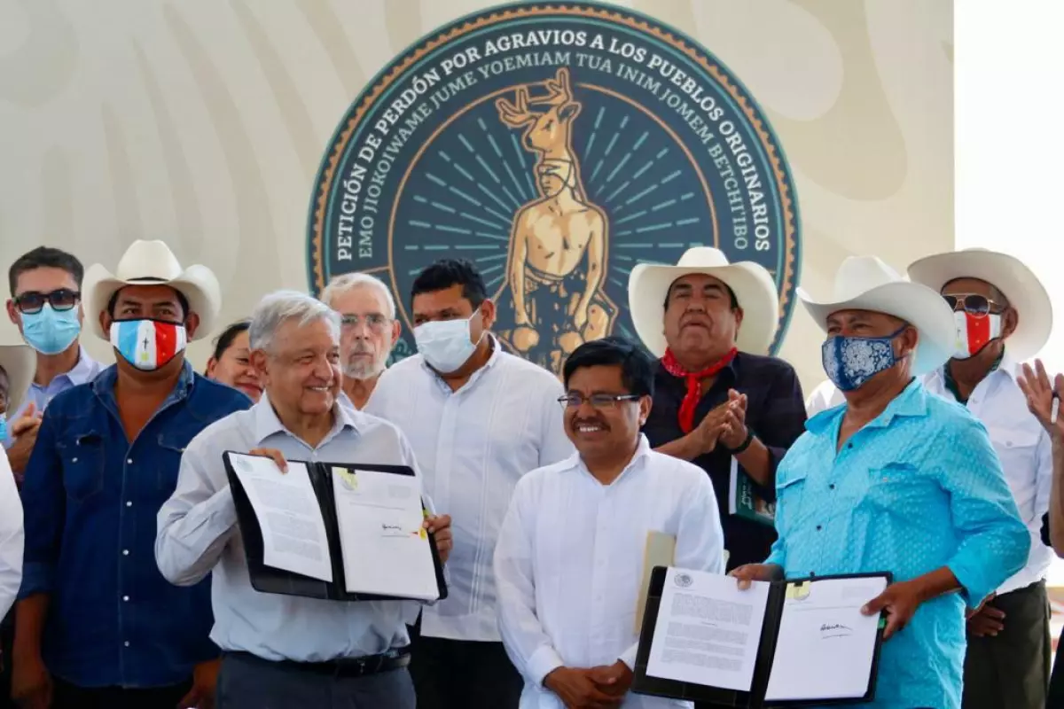amlo-con-yaquis.jpeg