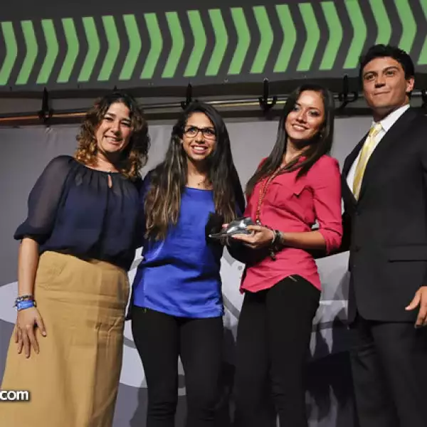 Mariana Castro entrega el reconocimiento a Valeria Hernández, Gaby Bonilla y Alejandro Fernández de la Universidad Anáhuac en la categoría Spot de Televisión