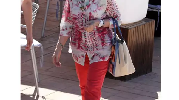 Doña Sofia causó gran simpatía en Palma Mallorca al vestir un tierno bolso que mostró la cara de sus ocho nietos.