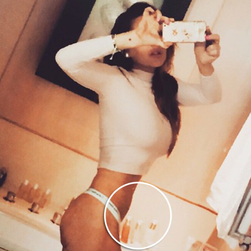 En la imagen se puede notar que la forma de las botellas está irregular a comparación de las demás que se ven en el fondo de la foto.