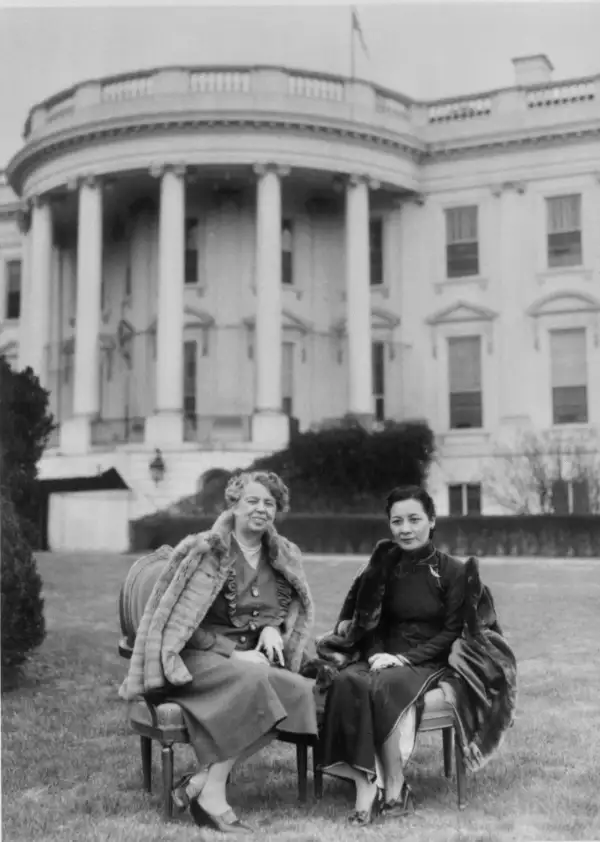 La primera dama estadounidense Eleanor Roosevelt (1884 - 1962, izquierda) y la primera dama china Madame Chiang Kai-Shek, nacida Soong Mei-ling (1898 - 2003) posan en el césped de la Casa Blanca en Washington, DC, 1943.