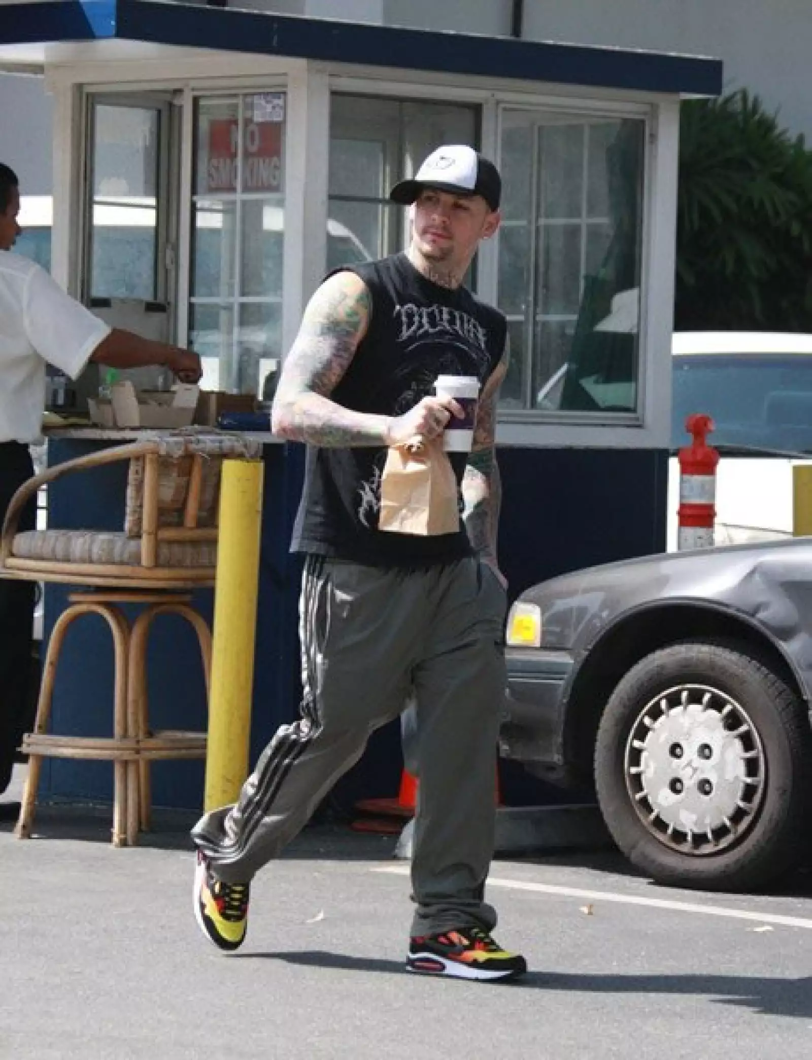 Benji Madden sale de una cafetería en Los Ángeles, California.