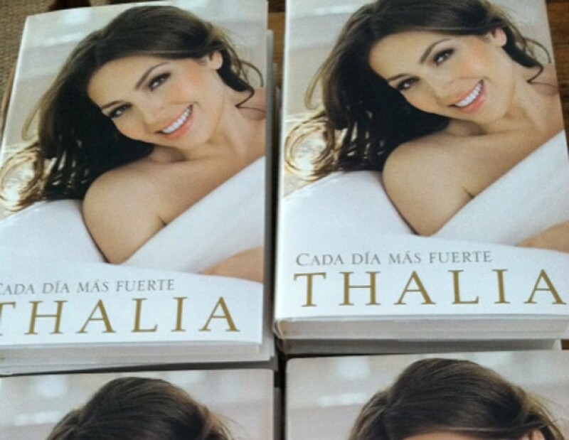 La cantante publicó esta pic de los libros que regalará.