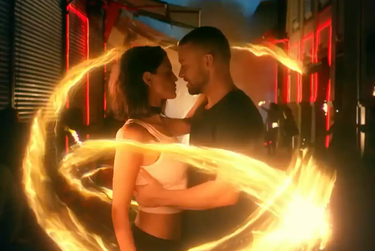Eiza González en el video "Supplies" de Justin Timberlake.