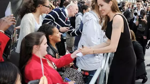 A su paso por la alfombra roja del estreno de "Guerra Mundial Z" la actriz lució sonriente y enamorada de Brad Pitt, quien la ha apoyado en cada fase del difícil proceso por el que atravesó.