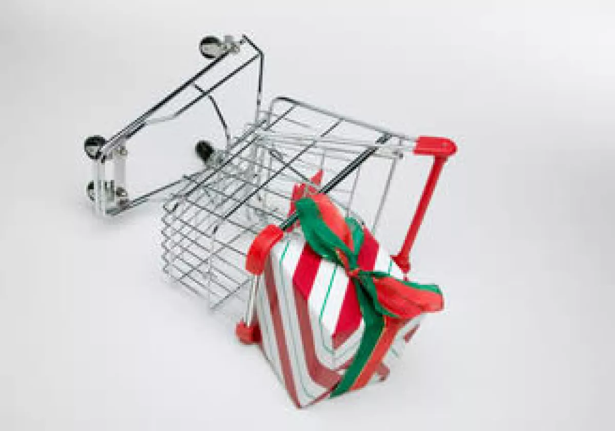 La Federación Nacional de Ventas descubrió que los compradores estadounidenses han limitado su uso de tarjetas de crédito. (Foto: Jupiter Images)