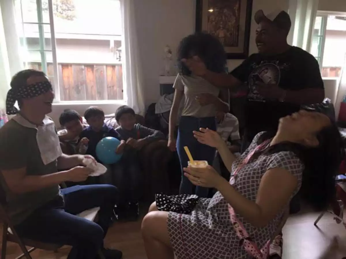 Sonrientes y felices, así fue como celebraron la futura llegada de la primogénita de la pareja. Especialmente con juegos al estilo mexicano.