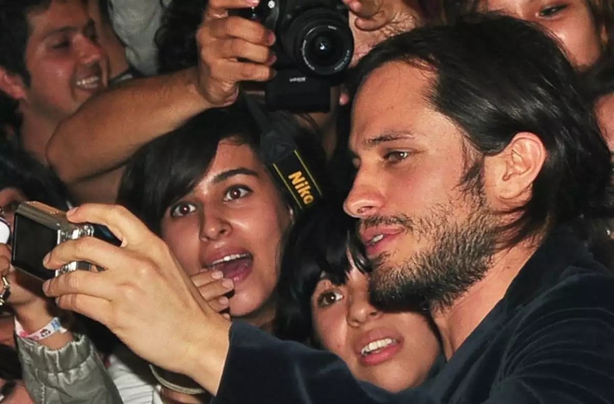 El actor y director de cine desató la locura de las michoacanas que asistieron a la alfombra roja de la premiere de su nueva cinta 'El Planeta Más Solitario'.