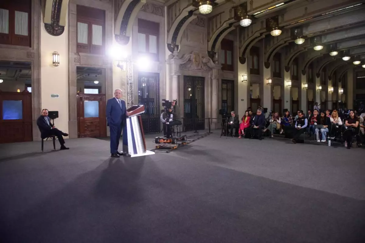 AMLO-gira-adios.jpeg