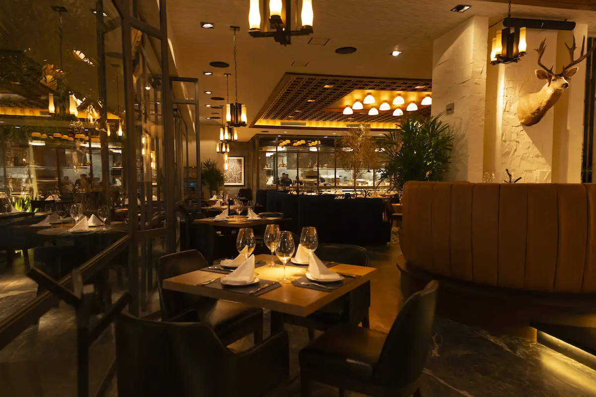 Imagen de la cocina abierta de Mochomos Arcos Bosques
