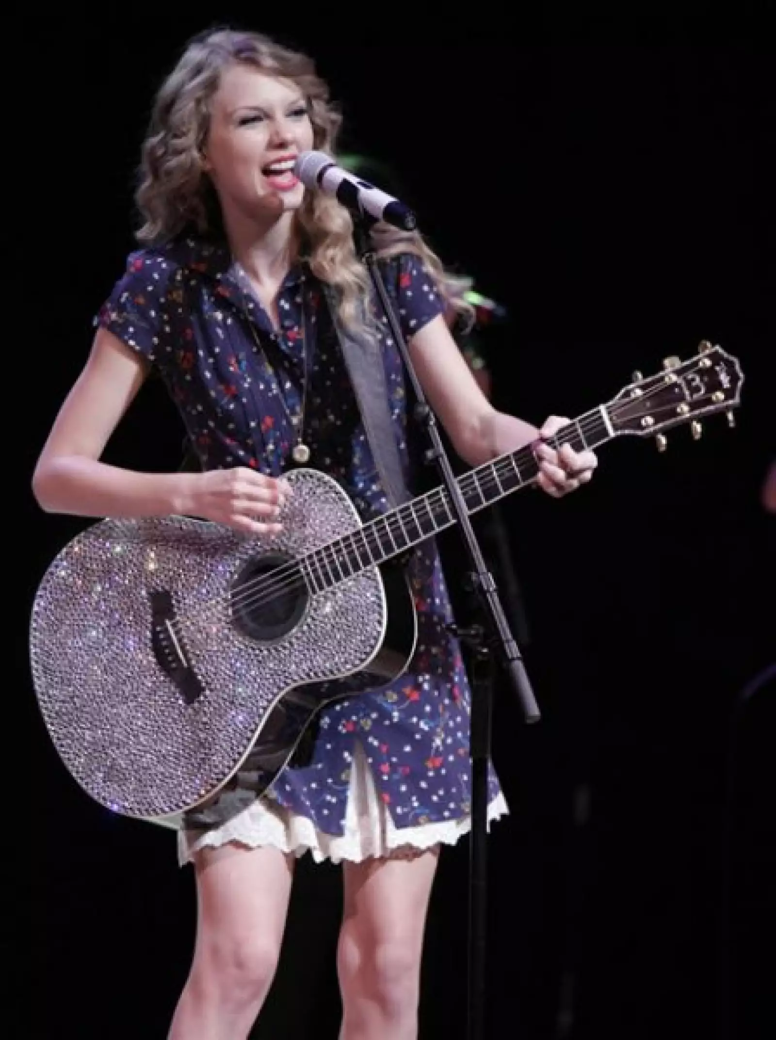 Como toca la guitarra, arriba del escenario prefiere vestidos más cómodos y con los cuales se pueda mover mejor.