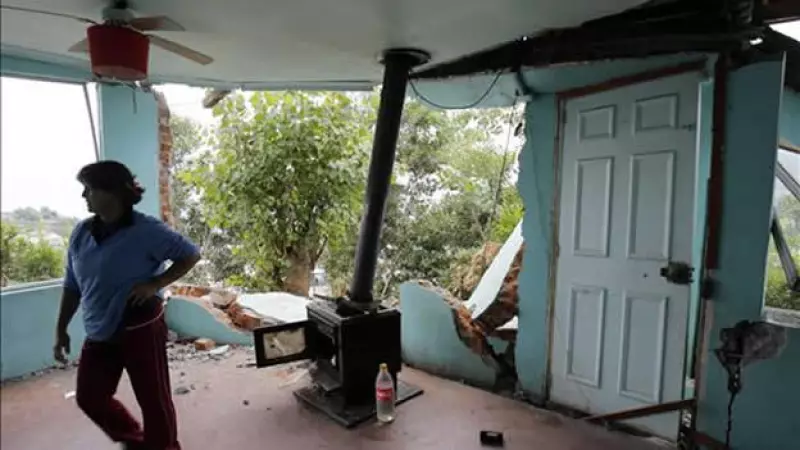 ), 02/03/2010 .- Un hombre observa los restos de su casa hoy, martes 2 de marzo de 2010, en la localidad de Lota, con Concepción (Chile), d