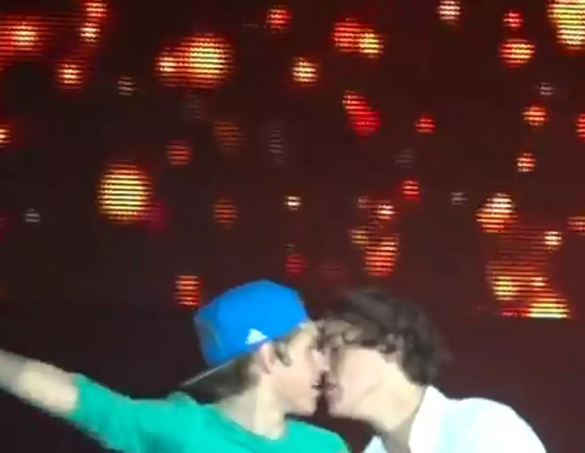 En un concierto que ofreció la banda en Texas, Niall Horan y Harry Styles causaron polémica al darse supuestamente un beso.