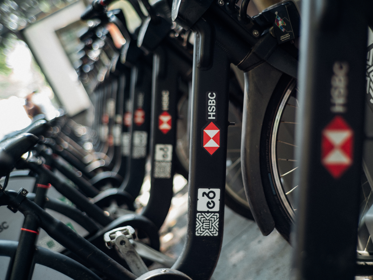 CDATA[
El sistema Ecobici patrocinado por HSBC es utilizado por miles de personas diariamente para movilizarse por la Ciudad de México. Este medio de transporte representa una alternativa divertida y saludable para trasladarse al trabajo, a la escuela o para recorrer las calles y visitar sitios de interés.
![