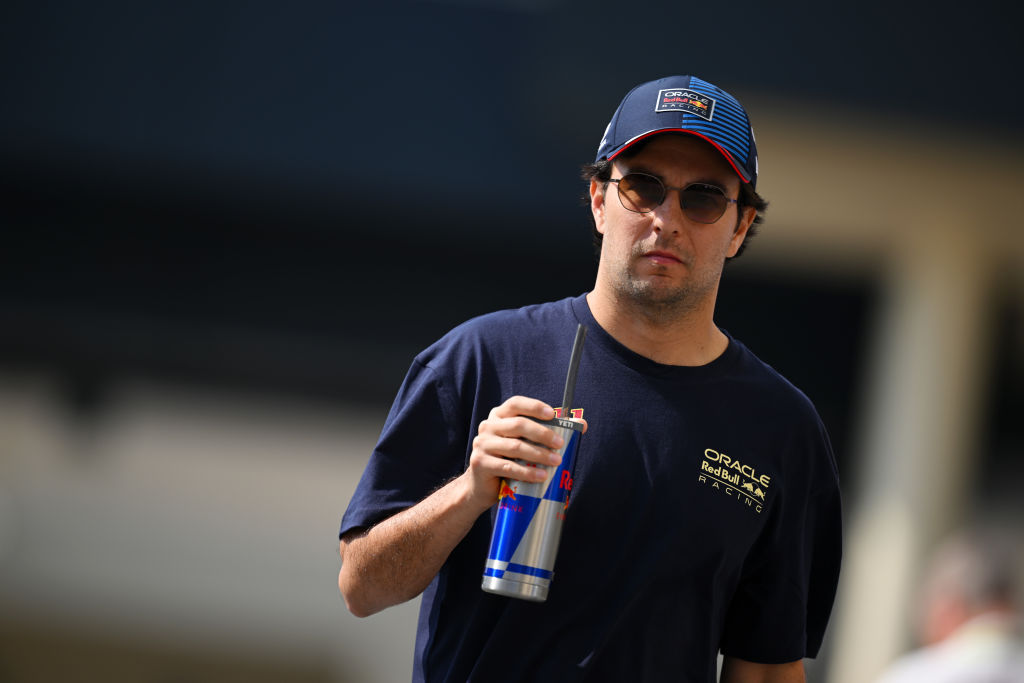 CDATA[
Sergio “Checo” Pérez ha sido confirmado como piloto de Cadillac F1 después de un año fuera de la competencia. Su regreso marcará un nuevo capítulo en la Fórmula 1, con la experiencia acumulada tras más de una década en distintos equipos de la parrilla. Durante su trayectoria, el mexicano ha defendido cuatro escuderías y su sueldo ha cambiado de forma constante con cada temporada. A continuación, te presentamos el detalle de cómo ha evolucionado su carrera en cifras , de acuerdo con Spotrac, fuente especializada en finanzas deportivas, y el salario que se proyecta para su regreso en 2026 .
Primeros pasos en Sauber
![