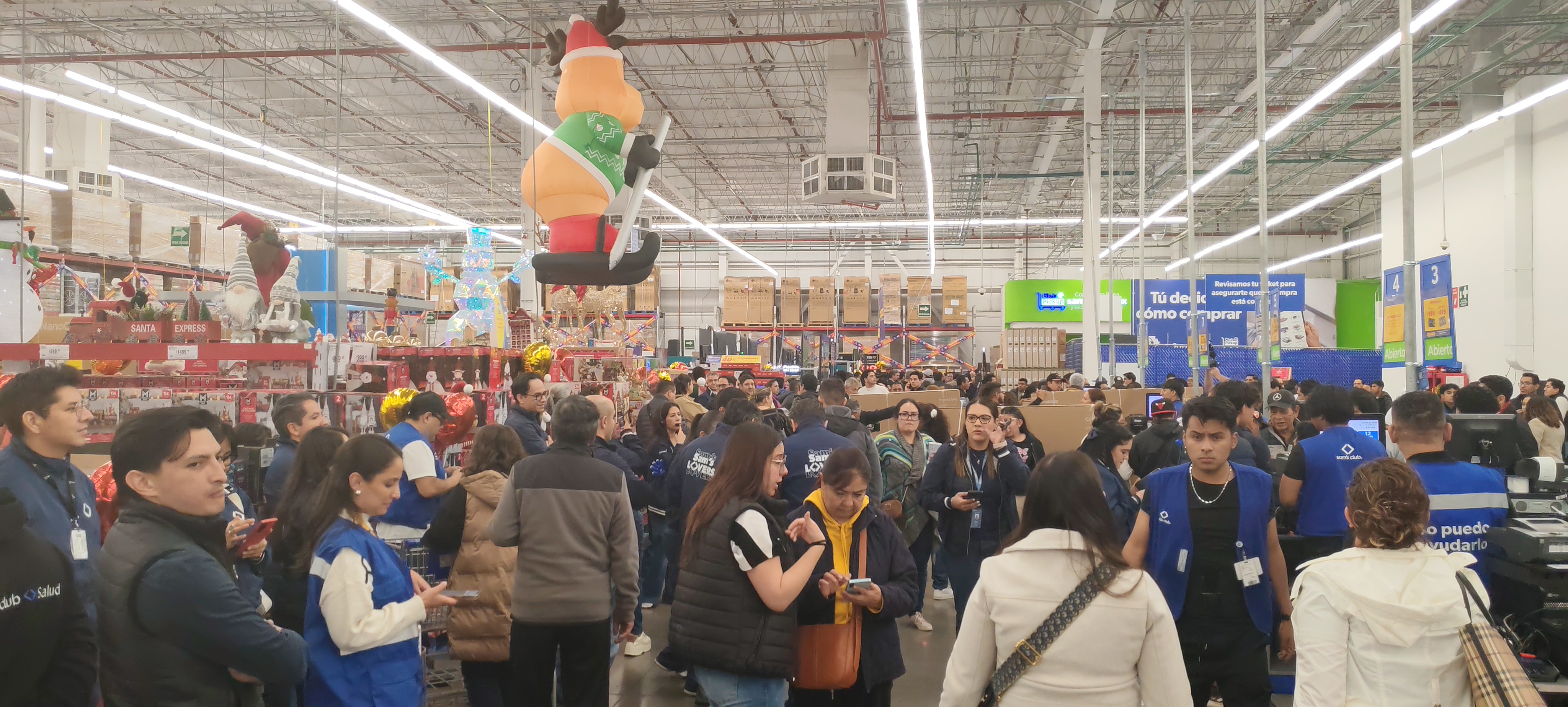 CDATA[
La carrera por los descuentos del Fin Irresistible parecía el festejo que año con año Walmart de México realiza en el Sam ‘s Club Universidad. Los cambios en la operación parecían los mismos a ediciones anteriores: el cierre de puertas de la tienda a las 22:00 horas, la activación promocional afuera de la tienda, el acomodo de los últimos precios y las reuniones de los equipos en el piso de ventas. En el escenario en la entrada de la sucursal del club de precios al sur de la Ciudad de México, Luis García y Christian Martinoli interactuaban con el público que, entre risas por las bromas de los comentaristas deportivos, esperaban a entrar a la tienda para hacer sus compras. La participación del “Doctor” y “Martinolli” rompió con la dinámica de dos años atrás, de amenizadar la espera con un concierto. Y no era casualidad: Walmart daba señales del pulso que este año moverá las compras durante la séptima edición del Fin Irresistible: la Copa Mundial de Fútbol.
![