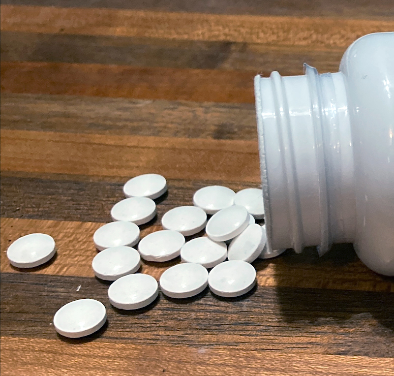 CDATA[
Las cápsulas o gomitas de melatonina suelen considerarse como un fármaco o suplemento ideal para combatir el insomnio, sin embargo, un estudio observacional de la Asociación Americana del Corazón (AHA) ha señalado un posible efecto negativo a largo plazo: mayor riesgo de insuficiencia cardiaca , la hospitalización y la muerte.
¿Qué señala el estudio sobre la melatonina e insuficiencia cardíaca?
![