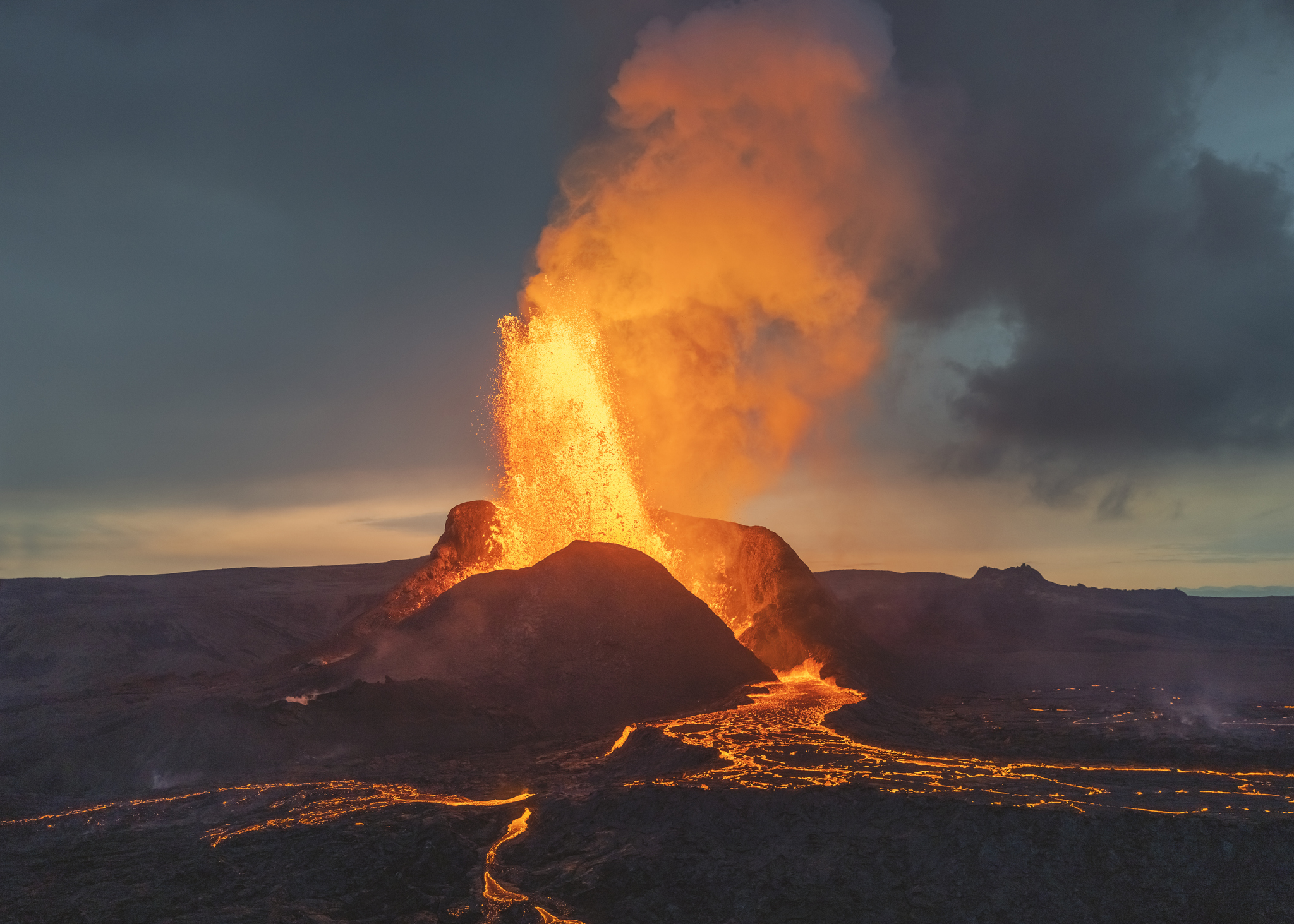 CDATA[
Un sismo de gran magnitud sacudió la península de Kamchatka, en Rusia y activó las alertas sísmicas en varias localidades al extremo oriente del país.El movimiento ocurrió en una de las zonas con mayor actividad tectónica del mundo y fue percibido en distintas regiones del mundo. Este tipo de eventos tiene relación directa con una franja geológica que concentra la mayoría de los terremotos y volcanes del planeta. Se trata del cinturón de fuego del Oceano Pacífico , una región que abarca miles de kilómetros y explica por qué países como Rusia, Japón o Chile registran actividad sísmica frecuente. A continuación, te dejamos todos los detalles sobre esta franja tectónica que abarca más de 40,000 kilómetros.
¿Qué es el cinturón de fuego del Pacífico? ¿Por qué ocurren tantos terremotos y erupciones en esa zona?
![
