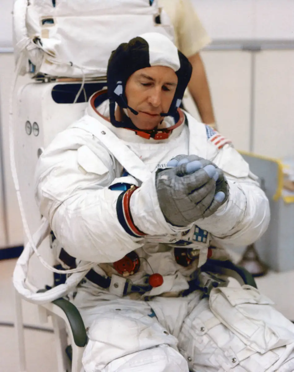 CDATA[
James “Jim” Lovell falleció a la edad de 97 años, de acuerdo con la NASA. Conocido por su participación en la fallida misión lunar Apolo 13 en 1970, es solo uno de los momentos de su carrera como astronauta. Te compartimos su biografía.
¿Quién fue Jim Lovell? Astronauta de la NASA
![