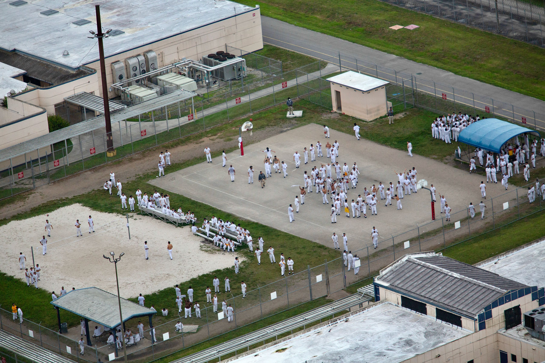 CDATA[
Los migrantes que se encuentran en por lo menos tres centros de detención en Florida enfrentan abusos y trato degradante , denunció la organización Human Rights Watch en un informe publicado el lunes. La llegada de Donald Trump a la presidencia de Estados Unidos, hace seis meses, y sus medidas contra los inmigrantes, incluida la deportación de miles de ellos, condujo a un aumento drástico de las detenciones hechas por el Servicio de Inmigración y Aduanas (ICE) y la Oficina de Aduanas y Protección Fronteriza de Estados Unidos (CBP).
Durante 2024, el promedio diario de detención por motivos relacionados con la migración fue de 37,500 personas. En contraste, hasta el 21 de julio de este año, más de 58,000 estaban bajo custodia de las autoridades estadounidenses por las mismas razones, lo que representa un aumento de 40% interanual, y se trata de la cifra más alta de la historia de Estados Unidos. El presidente Donald Trump dijo que se daría prioridad a la deportación de personas que hayan cometido delitos violentos en Estados Unidos, pero más de 72% de quienes han sido arrestados por el ICE y la CBP no tenían antecedentes criminales. Las organizaciones denuncian un hacinamiento extremo, a veces en celdas con más del doble de su capacidad, para intentar cumplir el objetivo del presidente Donald Trump, quien prometió expulsar a un número récord de migrantes en situación irregular. El viernes Tom Homan, responsable de la política migratoria de Trump, declaró a periodistas que actualmente la administración tiene “alrededor de 60,000” camas para migrantes detenidos pero necesitan “100,000” porque “lleva varios días, semanas o incluso meses expulsarlos”.
![