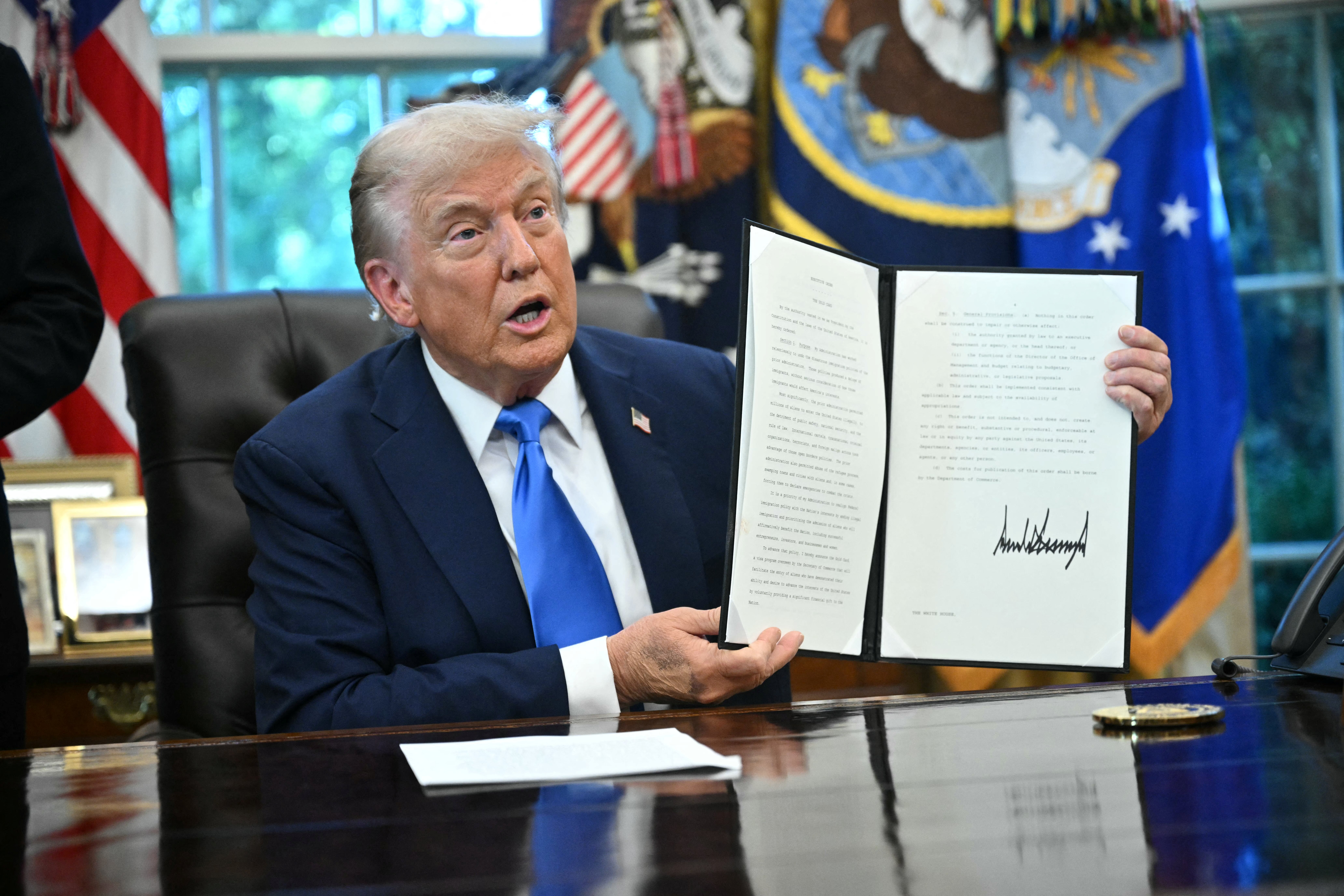 CDATA[
Estados Unidos podrá seguir contratando a personal extranjero especializado, pero costará caro. Este viernes, el presidente Donald Trump firmó una orden ejecutiva en la cual establece diferentes cambios al programa de visas H-1B, orientadas a profesionales altamente calificados para un empleo temporal. El cambio más llamativo de la orden es la que fija una cuota anual de 100,000 dólares, en lugar de 1,000 dólares actuales.
¿Qué es la visa H-1B y por qué Trump impuso restricciones? ¿Cuáles son los cambios?
![