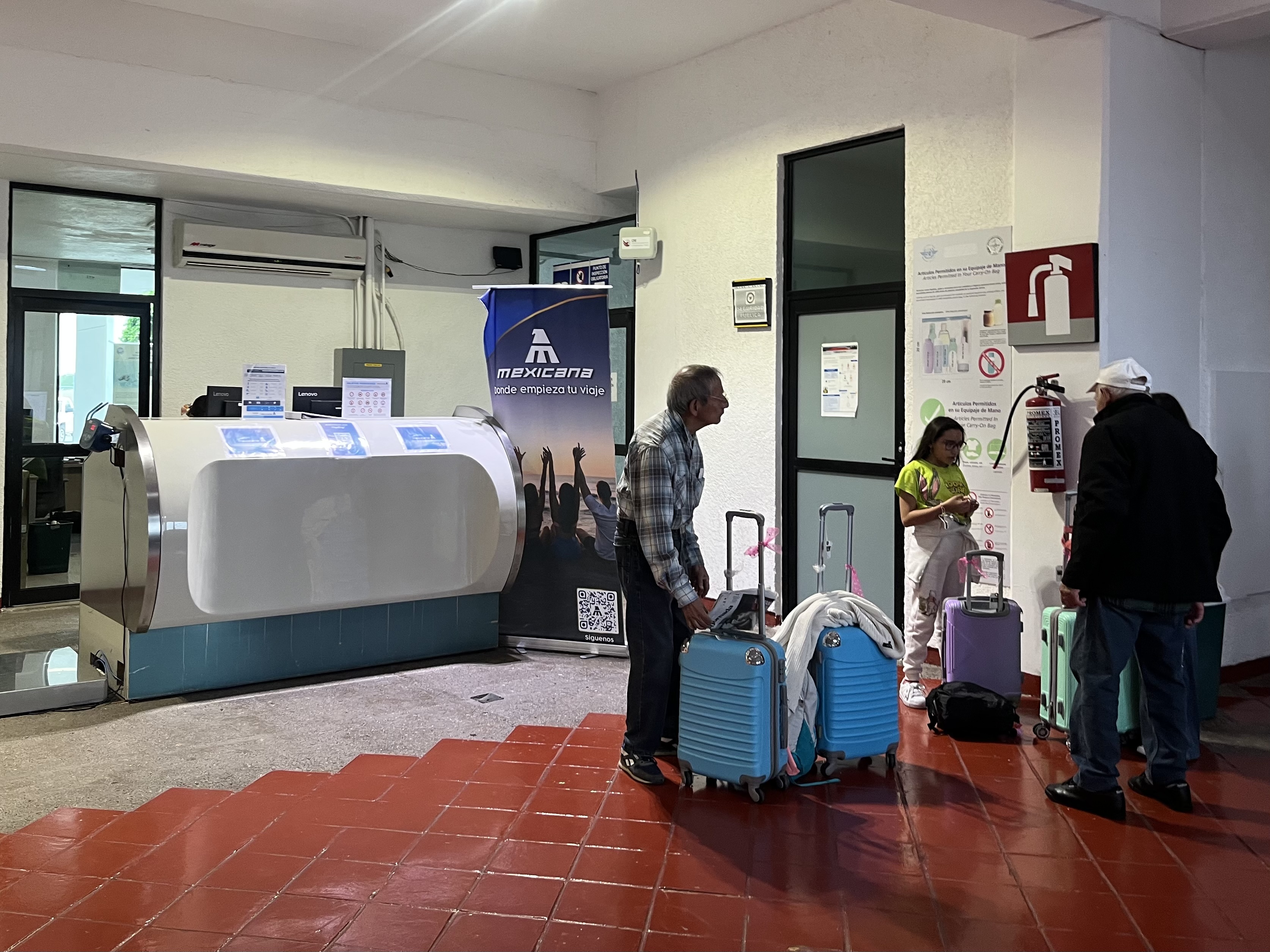 CDATA[
A las 5:45 de la mañana, la sala de abordaje del AIFA luce más concurrida de lo habitual. Casi 100 personas esperan el vuelo 1706 con destino a Ixtepec, Oaxaca, una ruta que durante meses había desaparecido del mapa aéreo nacional y que hoy se ha convertido en uno de los destinos más exitosos de Mexicana de Aviación. No es una tarea sencilla llegar al aeropuerto a esas horas, pero para Ignacio M., originario de Juchitán y radicado en la Ciudad de México, vale la pena el esfuerzo. “Uno madruga, sí, pero es mejor esto que volar a otro aeropuerto y de ahí ver si hay corridas de autobuses a esa hora rumbo a donde uno quiere, y luego si se trae equipaje o muchas cosas es peor”, comenta mientras se acomoda en la fila para abordar. Él es uno de los cerca de 100 pasajeros que, desde la madrugada, comenzaron a llegar al Aeropuerto Internacional Felipe Ángeles (AIFA) para abordar un Boeing 737-800 con destino al Istmo de Tehuantepec, programado para despegar a las 6:20 de la mañana. Pero ese horario no parece representar un obstáculo para los viajeros.
![
