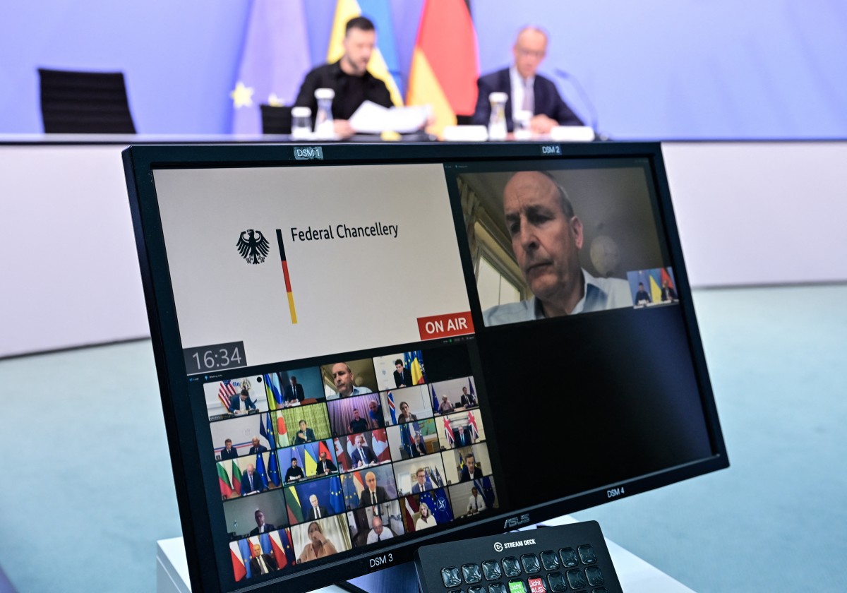 CDATA[
El presidente de Estados Unidos, Donald Trump, anunció el miércoles que quiere organizar una segunda reunión con su homólogo ruso, Vladimir Putin, poco después de la cumbre del viernes en Alaska, esta vez con la participación del dirigente ucraniano, Volodimir Zelenski. “Se pueden conseguir grandes cosas en la primera reunión, será una reunión muy importante, pero prepara el terreno para una segunda reunión”, declaró el presidente estadounidense en rueda de prensa.
“Consecuencias muy graves”
Trump prevé reunirse con Putin el viernes en una base militar estadounidense en Alaska para intentar encontrar una solución a la guerra que Moscú libra en Ucrania desde hace más de tres años. “Si la primera sale bien, tendremos una segunda reunión rápidamente”, declaró a periodistas. “Me gustaría tenerla casi inmediatamente, y tendremos rápidamente una segunda reunión entre el presidente Putin, el presidente Zelenski y yo, si quieren que yo esté presente”, añadió. Sin embargo, el presidente estadounidense declaró que podría cancelar la reunión, dependiendo del resultado de su encuentro con Putin el viernes. “Si considero que no es apropiado celebrarla porque no hemos obtenido las respuestas necesarias, entonces no habrá una segunda reunión”, declaró. La intensificación de la ofensiva rusa y la prescindencia de Zelenski en la cumbre en Anchorage han aumentado los temores de que Trump y Putin alcanzen un acuerdo que obligue a Ucrania a hacer concesiones dolorosas. Las fuerzas rusas lograron el martes su mayor avance en 24 horas en más de un año, según datos del Instituto para el Estudio de la Guerra, con sede en Estados Unidos. Trump advirtió que Rusia se enfrentaría a “consecuencias muy graves” si no acepta poner fin a la guerra. No entró en detalles. Cuando un periodista le preguntó si creía que sería capaz de convencer a Putin de que deje de atacar a civiles en Ucrania, Donald Trump respondió que había tenido esta conversación varias veces con su homólogo ruso.
![
