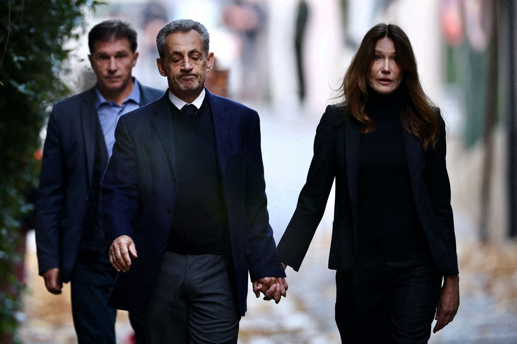 CDATA[
Nicolas Sarkozy se convirtió este martes en el primer exjefe de Estado francés entre rejas desde el fin de la Segunda Guerra Mundial, condenado por maniobrar para financiar ilegalmente con dinero libio su campaña electoral de 2007. El presidente entre 2007 y 2012 ingresó en la mañana en la cárcel parisina de la Santé para cumplir una pena de cinco años de prisión por asociación ilícita, impuesta por un tribunal en septiembre.
“Esta mañana encierran a un inocente”, escribió minutos antes en la red social X el exmandatario de 70 años, quien denunció un “escándalo judicial” y un “viacrucis”. “La verdad triunfará”, agregó. Su condena estuvo acompañada de polémica. El también marido de la cantante Carla Bruni cuestionó que el tribunal ordenara su ingreso en prisión sin esperar al resultado de su recurso. El juicio en apelación debe celebrarse en los próximos meses. La cuestión de la ejecución provisional es “un debate legítimo” que debe llevarse a cabo “con calma”, declaró este martes el presidente, Emmanuel Macron, a quien la oposición de izquierda criticó por reunirse con su predecesor el pasado viernes.
“¡Bienvenido Sarkozy!” Al grito de “¡Nicolas presidente!” y “¡Liberen a Sarkozy!”, decenas de personas respondieron al llamado de su familia para despedirlo en el exclusivo barrio del oeste de París donde reside. Con lágrimas en los ojos, François, un manifestante de 66 años, denunció un “juicio político”. “¡Estamos en la Unión Soviética!”, gritó otro. Este referente de la derecha ya avanzó que entraría “con la cabeza alta”, una biografía de Jesús y el libro “El Conde de Montecristo”, el inocente injustamente condenado más famoso de la literatura francesa. Para evitar el contacto con otros detenidos y eventuales fotos, ocupa una celda de nueve metros cuadrados del área de aislamiento.
![
