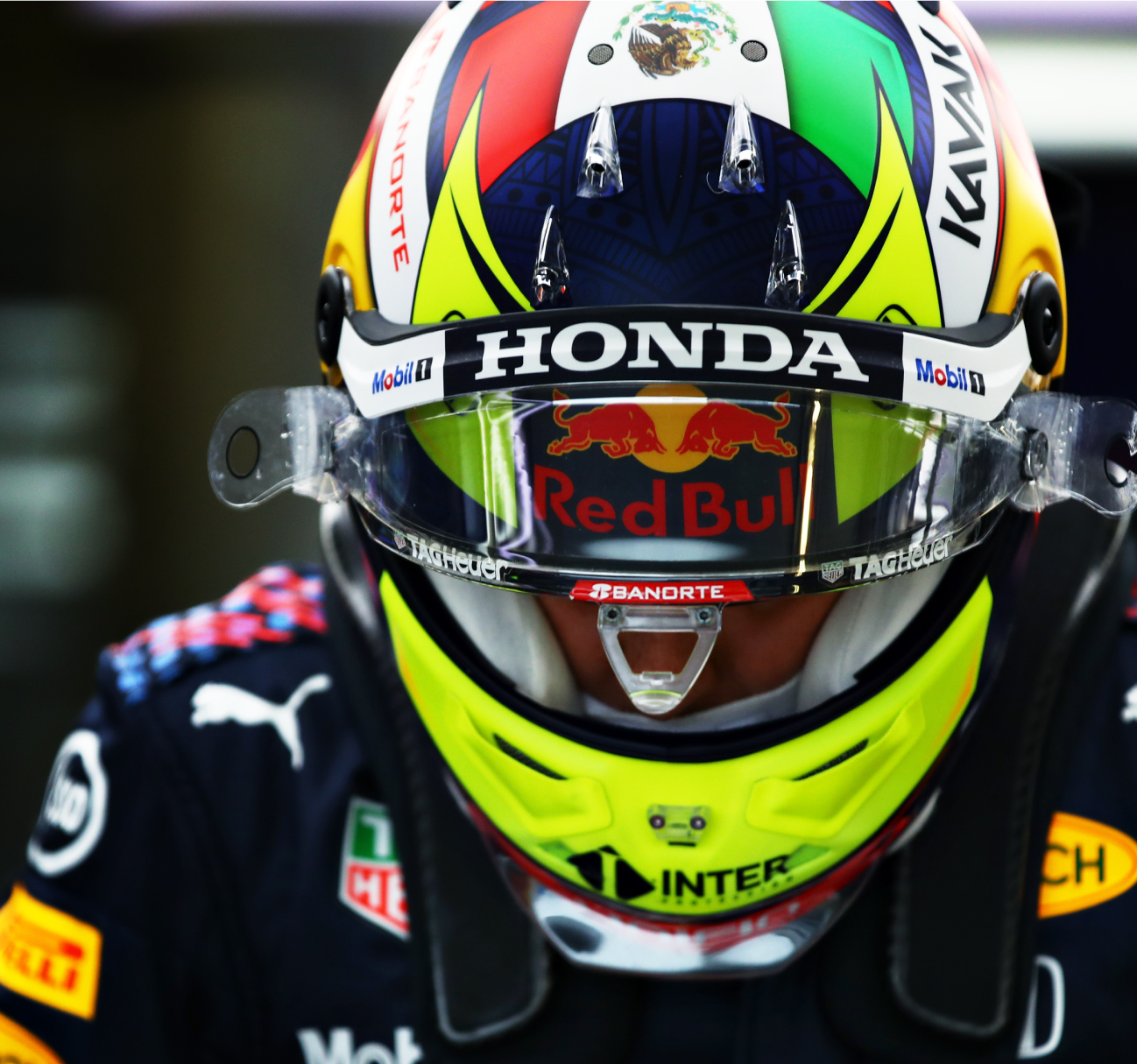 Checo Pérez con su casco