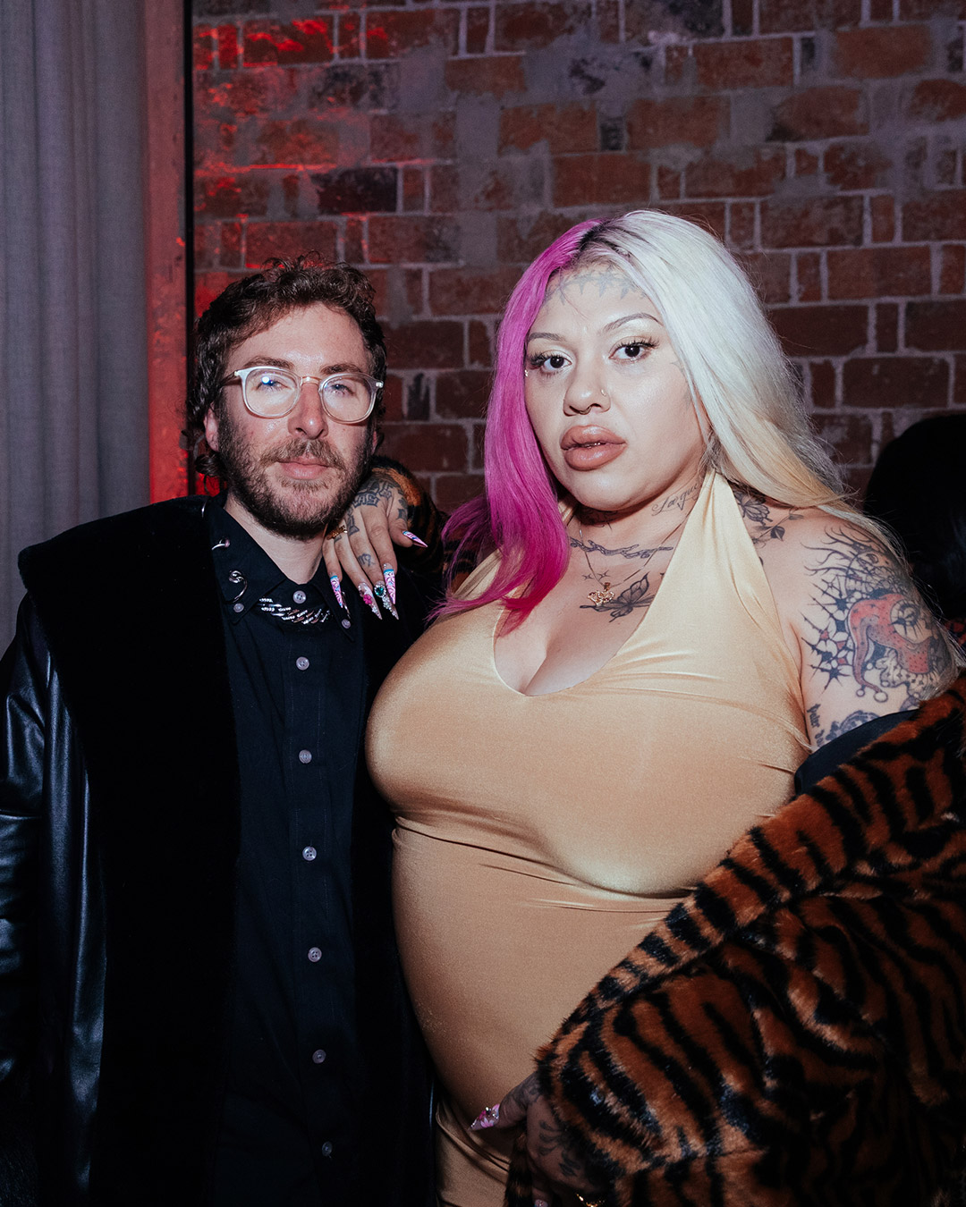 Habitación de hotel con luz natural y decoración cálida