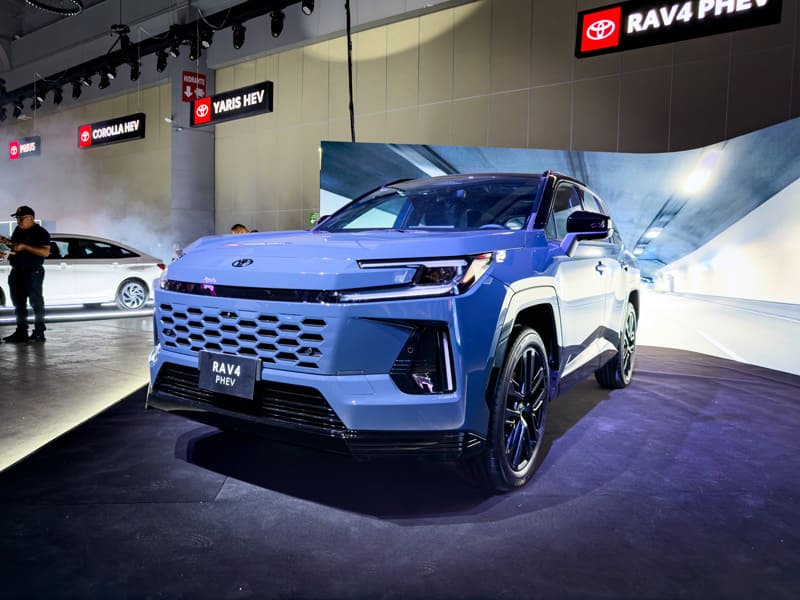 Asistentes explorando vehículos Toyota