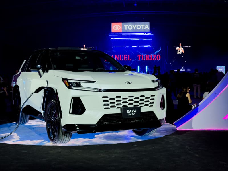 RAV4 en entorno urbano nocturno