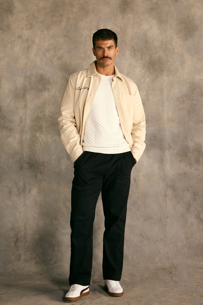 Hombre de cuerpo completo con jacket beige Easy Living y pantalón negro
