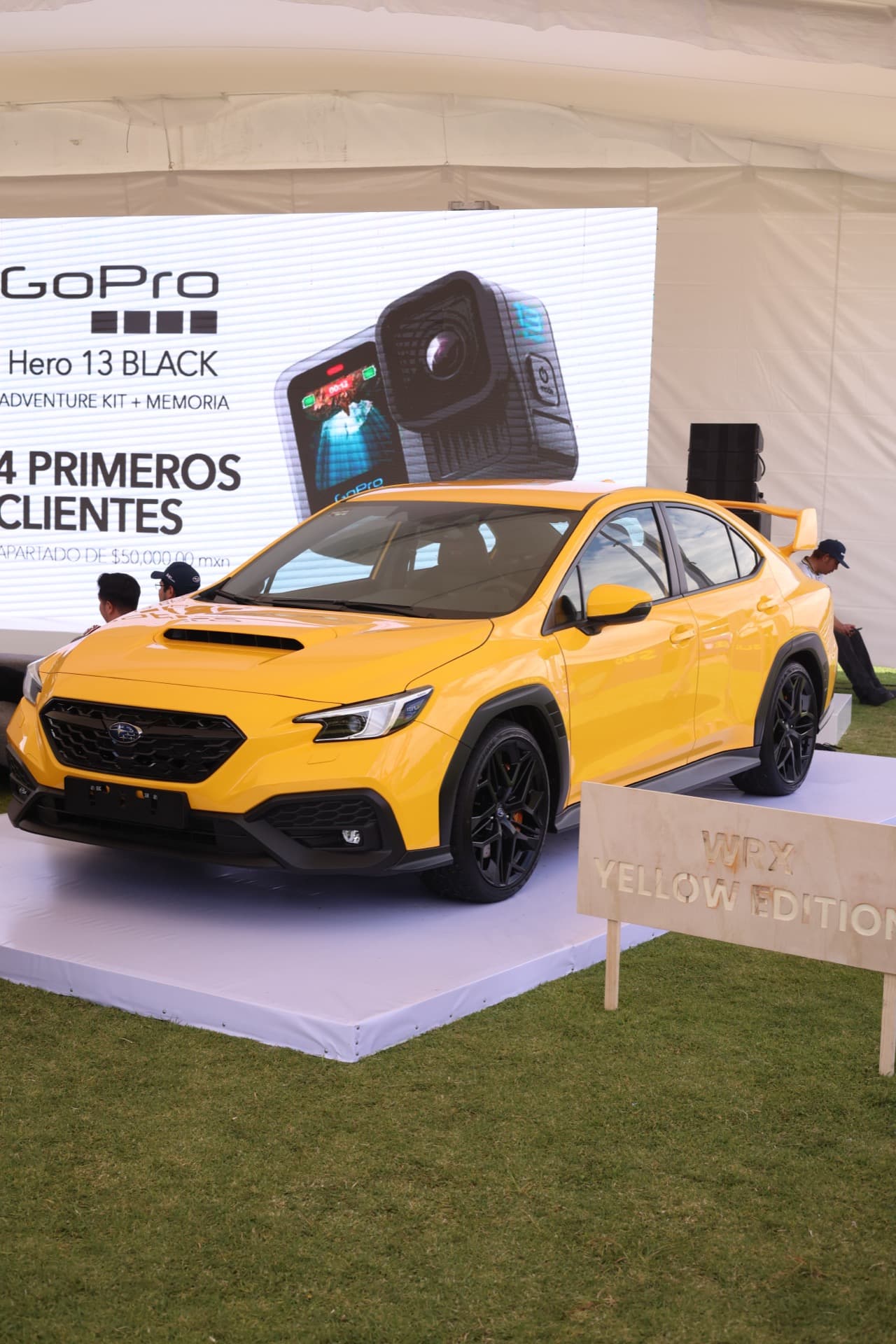 WRX Yellow Edition en pedestal