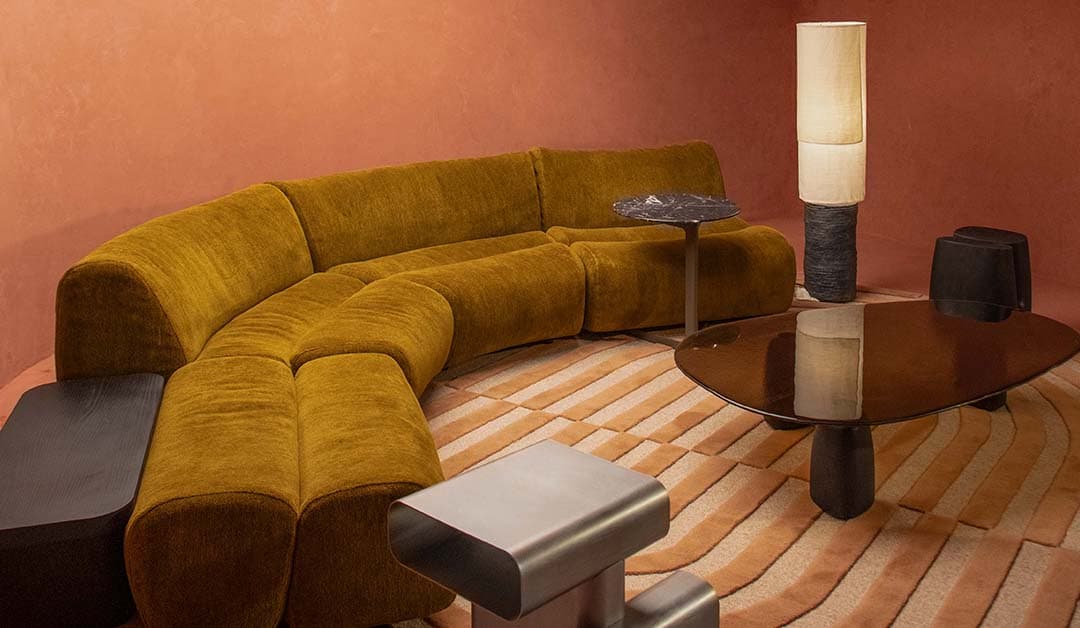 Sala envolvente aplicante Frutos del Bosque en muros, techo y piso