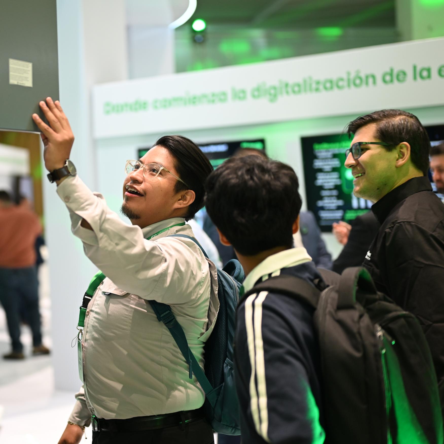 Asistentes recorriendo el área de soluciones