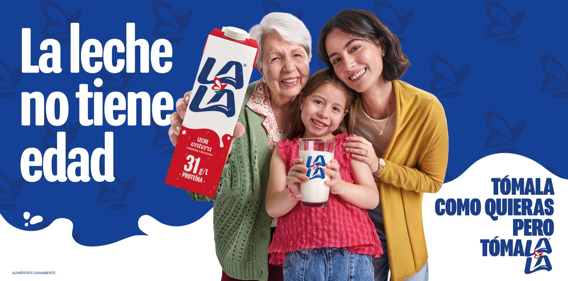 Abuela, madre e hija sonríen juntas; la niña sostiene un vaso de leche Lala